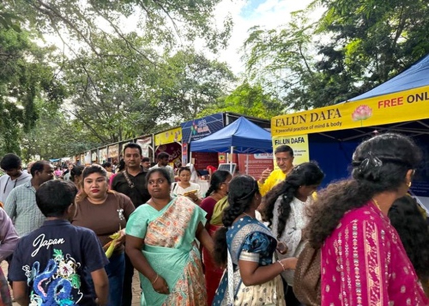 Image for article भारत: बैंगलोर के लालबाग फ्लावर शो में आगंतुकों ने फालुन दाफा के बारे में जाना