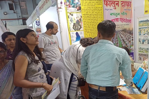 Image for article ​नागपुर, भारत: लोग ग्रामायण अभ्युदय सेवा प्रदर्शनी 2025 में फालुन दाफा अभ्यासियों का समर्थन करते हैं