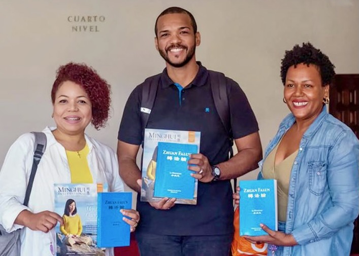 Image for article ​डोमिनिकन गणराज्य पुस्तक मेले में फालुन दाफा ने सभी उम्र के दर्शकों को प्रेरित किया