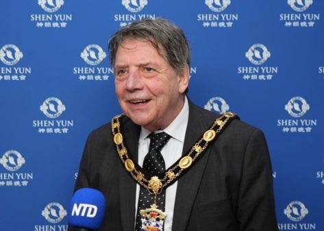 Image for article ​ब्रिटेन: लैंडुडनो के मेयर ने शेन युन परफॉर्मिंग आर्ट्स को प्रशंसा पत्र जारी किया